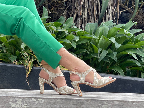 Vago Luna available in colours