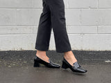 Quality, comfortable women's court shoes in patent leather. In black.