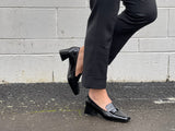 Quality, comfortable women's court shoes in patent leather. In black.
