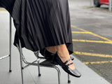 Quality women's Mary-Jane shoes in patent leather. Comfortable contoured footbed. In black.