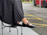 Quality women's Mary-Jane shoes in patent leather. Comfortable contoured footbed. In black.