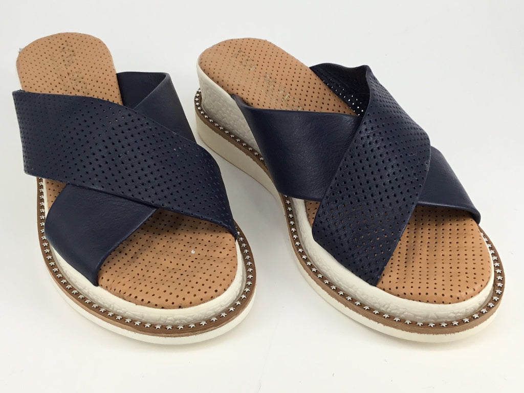 Via Nova Bloo available in 2 colours